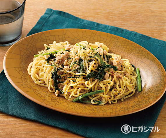 鶏ひき肉と春菊のしょうゆ焼きそば